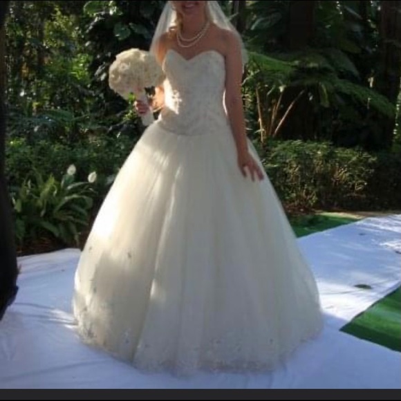 Wedding gown (pre-owned) - Picture 4 of 11